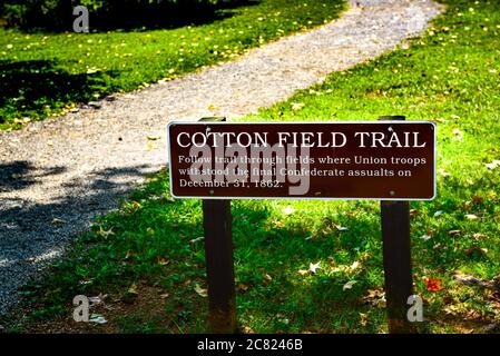 Panneau pour une visite à pied avec des informations sur le sentier de campagne en coton, un site de bataille de la Guerre civile au champ de bataille national de Stones River à Murfreesboro, Tennessee Banque D'Images