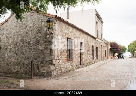 Colonia del Sacramento / Uruguay; 2 janvier 2019: Rue pavée dans le centre historique touristique de la ville, le matin d'été nuageux Banque D'Images