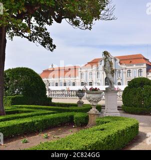 Queluz, Portugal - 3 juin 2017. Jardins Neptune (baroque) et une des façades du Palais Royal de Queluz. Anciennement utilisé comme résidence d'été par Banque D'Images