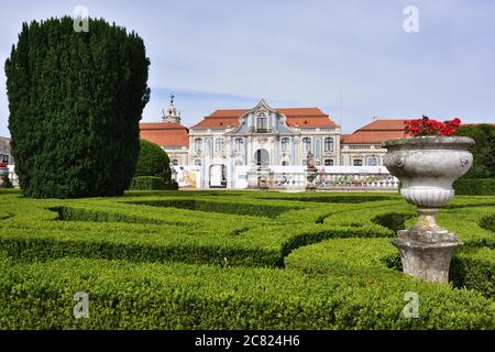 Queluz, Portugal - 3 juin 2017. Jardins Neptune (baroque) et une des façades du Palais Royal de Queluz. Anciennement utilisé comme résidence d'été par Banque D'Images