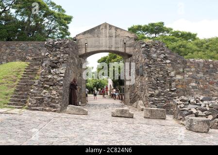 Colonia del Sacramento / Uruguay; 2 janvier 2019: Ancienne porte de campagne (Puerta del Campo, en espagnol), entrée en pierre de la partie ancienne et historique de la Banque D'Images