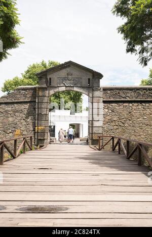 Colonia del Sacramento / Uruguay; 2 janvier 2019: Ancienne porte de campagne (Puerta del Campo, en espagnol), entrée en pierre de la partie ancienne et historique de la Banque D'Images