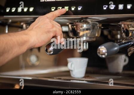 terni, italie juillet 20 2020:barman faire un café tout en appuyant sur le bouton Banque D'Images