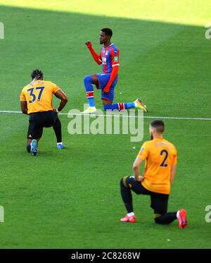 Wilfried Zaha (haut) du Crystal Palace prend un genou en soutien du mouvement Black Lives Matter avant le match de la Premier League à Molineux, Wolverhampton. Banque D'Images