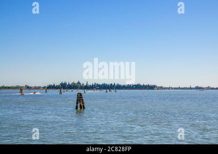 Vue panoramique sur l'île San Francesco del Deserto dans la lagune vénitienne avec des poteaux en bois. Vue depuis l'île de Burano. Province de Venise, région de Vénétie, Italie du Nord Banque D'Images