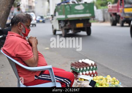 Hyderabad, Telangana, Inde. juillet-20-2020: Homme âgé vendant des œufs et des citrons sur le côté de la route tout en portant un masque facial, homme âgé portant un masque facial à Banque D'Images
