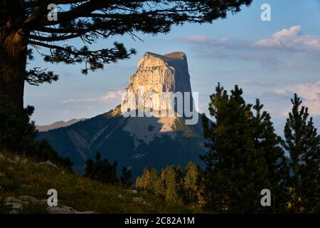 Mont aiguille et les hauts plateaux du Vercors en été au coucher du soleil. Parc naturel régional du Vercors, Isère, Rhône-Alpes, Alpes, France Banque D'Images