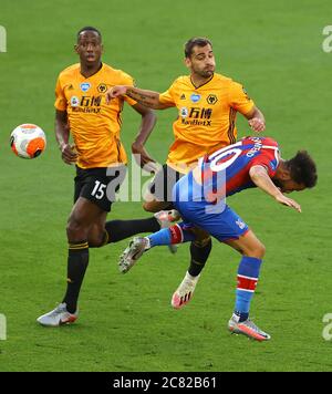 Andros Townsend (à droite) du Crystal Palace et Jonny de Wolverhampton Wanderers se battent pour le ballon lors du match de la Premier League à Molineux, Wolverhampton. Banque D'Images