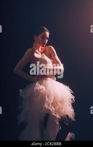 Jeune modèle ludique avec une tenue élégante. Photo d'art créative en studio. Banque D'Images