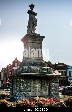 Le soleil se déforme autour de la statue confédérée du général Hatton sur une plinthe en pierre avec inscription sur la place de la ville au Liban, TN, USA Banque D'Images