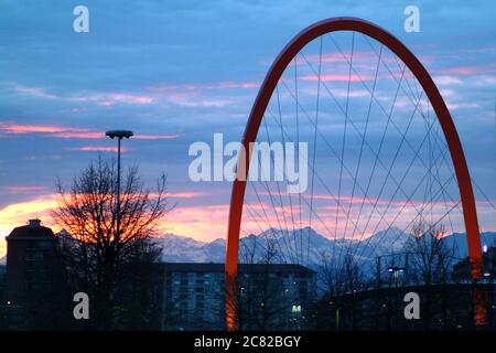 Turin, Piémont, Italie l'arche avec les Alpes enneigées en arrière-plan Banque D'Images