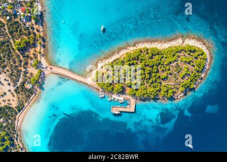 Vue aérienne de la petite île magnifique dans la baie de la mer à la journée ensoleillée Banque D'Images