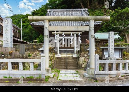 chiba, japon - juillet 18 2020 : porte torii du Shintoist Kanaya Shrine dédié au dieu du métal Kanayama Hikonokami au pied du quar de pierre Banque D'Images