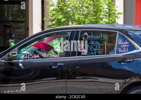 Detroit, Michigan, États-Unis. 20 juillet 2020. Soucieux de rouvrir les écoles pendant la pandémie du coronavirus, les enseignants ont organisé une caravane de voitures, puis un rassemblement devant l'école secondaire Benjamin Carson pour demander « une école sûre ou aucune école ». Crédit : Jim West/Alay Live News Banque D'Images