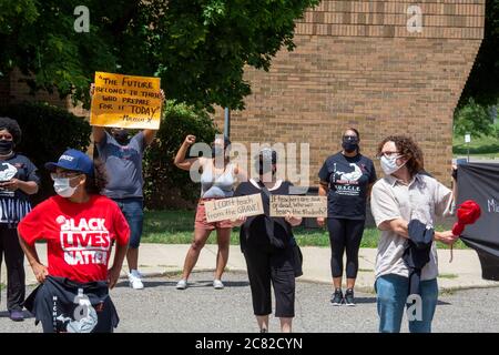 Detroit, Michigan, États-Unis. 20 juillet 2020. Soucieux de rouvrir les écoles pendant la pandémie du coronavirus, les enseignants ont organisé une caravane de voitures, puis un rassemblement devant l'école secondaire Benjamin Carson pour demander « une école sûre ou aucune école ». Crédit : Jim West/Alay Live News Banque D'Images