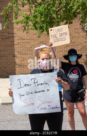 Detroit, Michigan, États-Unis. 20 juillet 2020. Soucieux de rouvrir les écoles pendant la pandémie du coronavirus, les enseignants ont organisé une caravane de voitures, puis un rassemblement devant l'école secondaire Benjamin Carson pour demander « une école sûre ou aucune école ». Crédit : Jim West/Alay Live News Banque D'Images