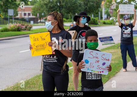 Detroit, Michigan, États-Unis. 20 juillet 2020. Soucieux de rouvrir les écoles pendant la pandémie du coronavirus, les enseignants ont organisé une caravane de voitures, puis un rassemblement devant l'école secondaire Benjamin Carson pour demander « une école sûre ou aucune école ». Crédit : Jim West/Alay Live News Banque D'Images