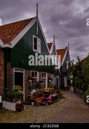 Une rangée de maisons traditionnelles en bois et en pierre Sur l'île de Marken aux pays-Bas Banque D'Images