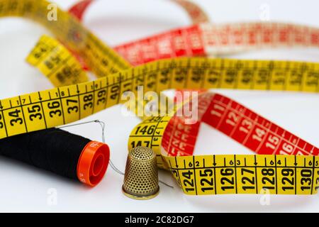 aiguille et filetage sur fond blanc Banque D'Images