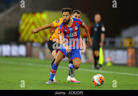 Wolverhampton Wandererss' Jonny (à gauche) et le Crystal Palace Andros Townsend se battent pour le ballon lors du match de la Premier League à Molineux, Wolverhampton. Banque D'Images