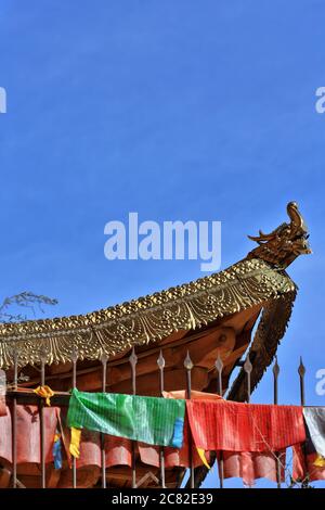 Poumon ta-vent drapeaux de prière de chevaux-toits dorés-Grottes de ThirtyThree Heaven-temple de MatiSi-Zhangye-Gansu-Chine-0972 Banque D'Images