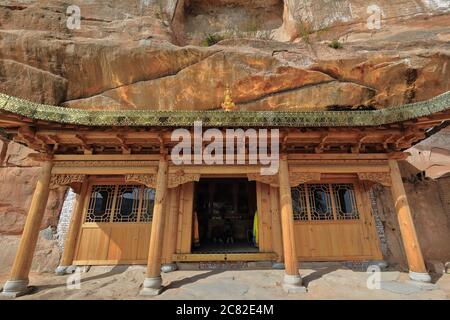 Porche en bois - petit temple de grotte. ThirtyThree Heaven Grottes zone-Horse Hoof temple-Zhangye-Gansu-Chine-0980 Banque D'Images