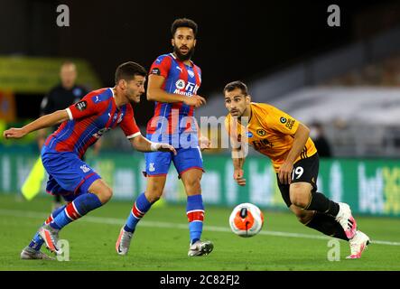 Wolverhampton Wandererss' Jonny (à droite) et Joel Ward du Crystal Palace se battent pour le ballon lors du match de la Premier League à Molineux, Wolverhampton. Banque D'Images