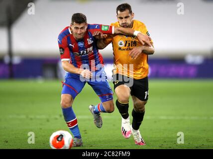 Joel Ward du Crystal Palace (à gauche) et Jonny de Wolverhampton Wanderers se battent pour le ballon lors du match de la Premier League à Molineux, Wolverhampton. Banque D'Images