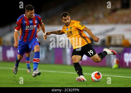 Wolverhampton Wandererss' Jonny (à droite) et Joel Ward du Crystal Palace se battent pour le ballon lors du match de la Premier League à Molineux, Wolverhampton. Banque D'Images