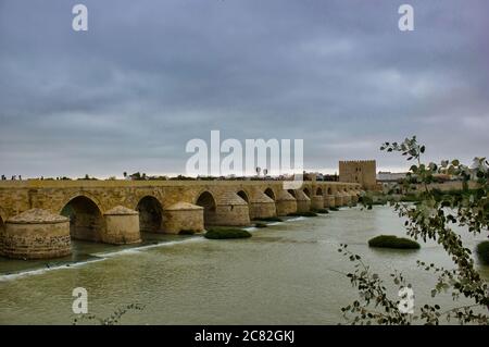 Malaga, Espagne - 02 septembre 2015 : Puente Romano (pont romain) et la Tour Calahorra située dans la partie sud de l'Espagne à Cordoue, à côté de la cathédrale Mo Banque D'Images