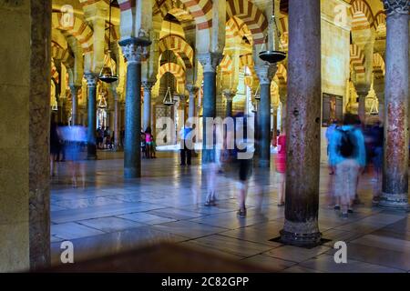 Cordoba, Espagne - 02 septembre 2015: Motion des gens flous dans UN site classé au patrimoine mondial de l'UNESCO, la Mezquita est la Grande Mosquée qui a été créée Banque D'Images