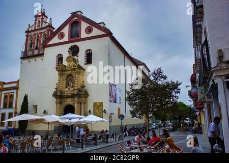 Cordoba, Espagne - 02 septembre 2015: Restaurant ouvert avec parasol servant la plupart des touristes dans le centre-ville avant le bâtiment religieux Banque D'Images