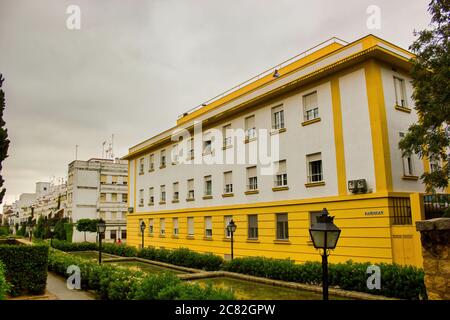 Cordoue, Espagne - 02 septembre 2015 : architecture de bâtiment colorée à Cordoue dans le quartier juif. Rue Kairouan. Banque D'Images