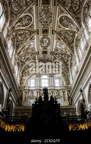 Cordoue, Espagne - 02 septembre 2015 : l'intérieur de la Mosquée–Cathédrale de Cordoue, la Cathédrale notre-Dame de l'Assomption située dans la région espagnole Banque D'Images