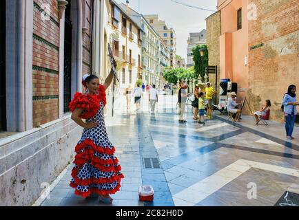 Malaga, Espagne - 03 septembre 2015 : artiste de rue habillé en espagnol traditionnel portant un ventilateur dans le centre-ville principal de Malaga Banque D'Images