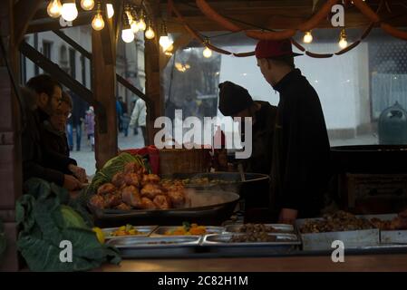 Cracovie, Pologne - 23 décembre 2014 : un point de vente vendant de la cuisine polonaise chaude pendant la veille de Noël en hiver Banque D'Images