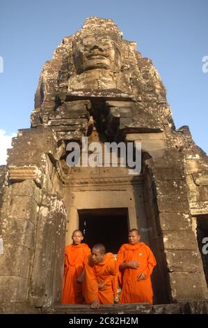 Temple Bayon avec des moines relaxants, Angkor Wat, Siem Reap, Cambodge Banque D'Images
