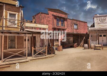 Le saloon et les barbiers des écuries grimpez dans la ville sauvage de tournage de l'ouest d'Old Tucson, Arizona Banque D'Images