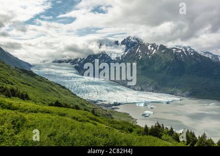 Surplombant le glacier Spencer dans la forêt nationale de Chugach, dans le centre-sud de l'Alaska. Banque D'Images