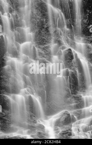 Exposition prolongée des chutes Horsetail dans le canyon Keystone près de Valdez, dans le centre-sud de l'Alaska. Banque D'Images