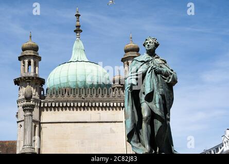 Ancienne résidence royale, Pavillon royal (Pavillon Brighton), Brighton, avec statue du roi George IV Banque D'Images