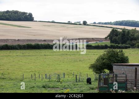 Chalfont St Giles, Royaume-Uni. 18 juillet 2020. Un nouveau pipeline Affinity Water est construit entre Chalfont St Giles et Amersham en conjonction avec la liaison ferroviaire à grande vitesse HS2. Le pipeline est en cours de construction pour protéger contre la création de turbidité, ou eau trouble, dans l'approvisionnement en eau en raison des activités de tunneling et de vol du projet HS2. Crédit : Mark Kerrison/Alamy Live News Banque D'Images