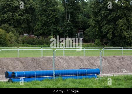 Chalfont St Giles, Royaume-Uni. 18 juillet 2020. Un nouveau pipeline Affinity Water est construit entre Chalfont St Giles et Amersham en conjonction avec la liaison ferroviaire à grande vitesse HS2. Le pipeline est en cours de construction pour protéger contre la création de turbidité, ou eau trouble, dans l'approvisionnement en eau en raison des activités de tunneling et de vol du projet HS2. Crédit : Mark Kerrison/Alamy Live News Banque D'Images