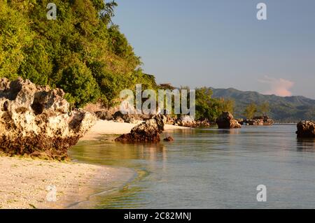 Rocky Beach au fond de White Beach. Boracay. Visayas de l'Ouest. Philippines Banque D'Images