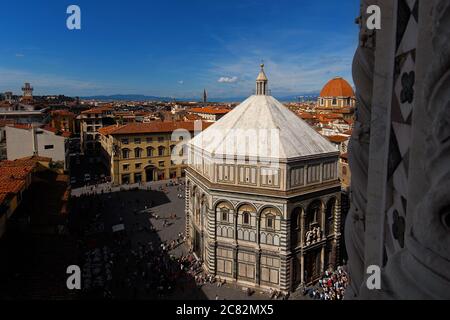 Vue sur la place Saint-Jean en plein centre historique de Florence avec le célèbre baptistère médiéval et le dôme du Saint-Laurent Banque D'Images