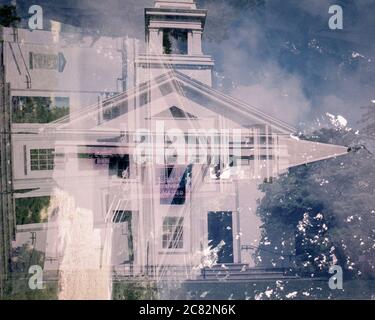 Une double exposition d'une église classique de la Nouvelle-Angleterre avec une grande bannière de la matière de la vie noire accrochée à l'avant du bâtiment. Capturé sur un câble analogique Banque D'Images