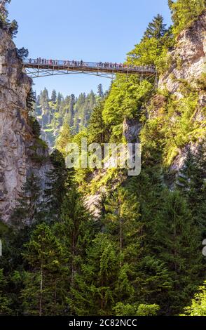 Pont de la reine Marie ou Marienbrucke sur la gorge alpine près du château de Neuschwanstein, Bavière, Allemagne. Paysage de montagne avec gouffre en été, les gens l Banque D'Images