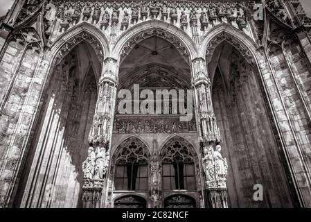 Ulm Minster ou Cathédrale de Ulm City, Allemagne. C'est le point de repère d'Ulm. Vue de face de l'entrée ornée de l'ancienne cathédrale gothique, façade de luxe de famo Banque D'Images