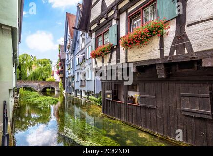 Rue avec maisons anciennes à colombages dans la vieille ville d'Ulm, en Allemagne. Le quartier médiéval des poissons est une attraction touristique d'Ulm. Vue sur les pêcheurs anciens Banque D'Images