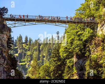 Allemagne – 23 juillet 2019 : pont de la reine Marie ou Marienbrucke en montagne près du château de Neuschwanstein, Bavière. Paysage alpin d'été, les gens regardent Banque D'Images